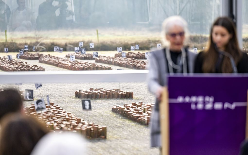 Ongeveer 800 mensen lezen op het terrein van het voormalige kamp Westerbork de namen voor van meer dan 100.000 slachtoffers ter nagedachtenis. beeld ANP, Marcel J. de Jong