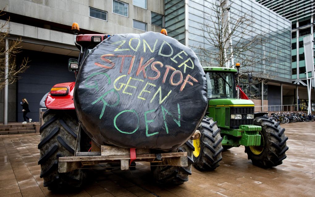 Tractoren voor de deur van het Haagse Paleis van Justitie, terwijl de voorzieningenrechter zich boog over het kort geding dat Greenpeace, voorafgaand aan de bodemprocedure, had  aangespannen tegen de overheid. beeld ANP, Koen van Weel 