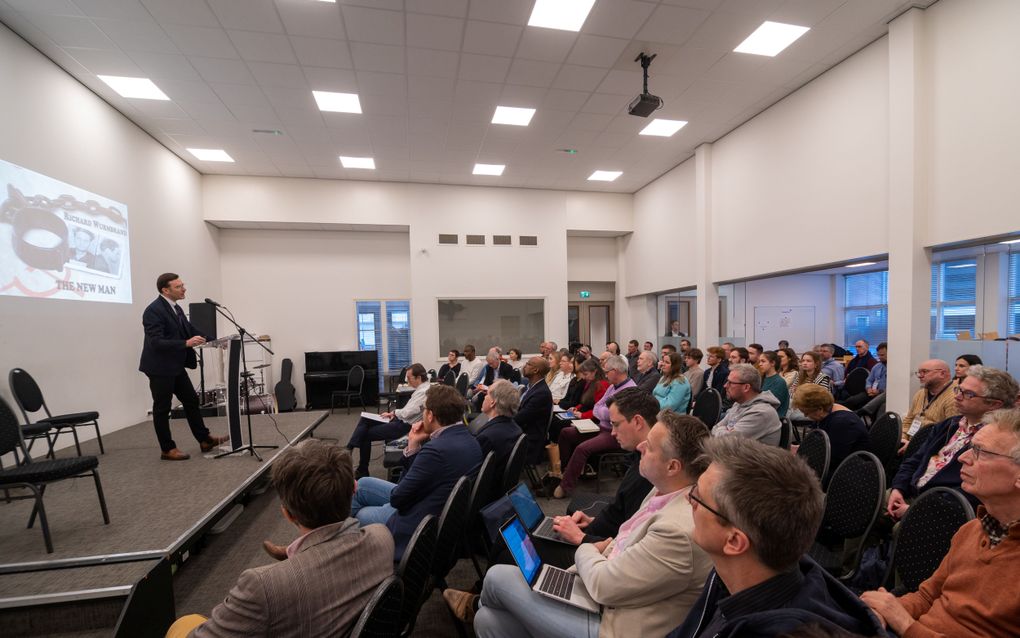 
In de Amsterdamse herdenkingskerk Baptist House had woensdag een symposium plaats over „gevangenistheologie”. Een van de sprekers was de Roemeense theoloog dr. Mihai Nemeti (achter de katheder). beeld Ronald Bakker