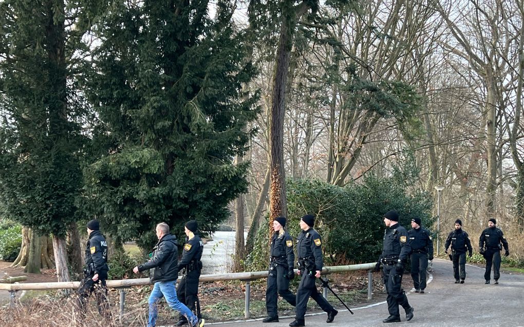 In een park in Aschaffenburg viel een man een groep kinderen van een kinderopvang aan, naar verluidt met een keukenmes. beeld EPA, Pascal Hoefig 