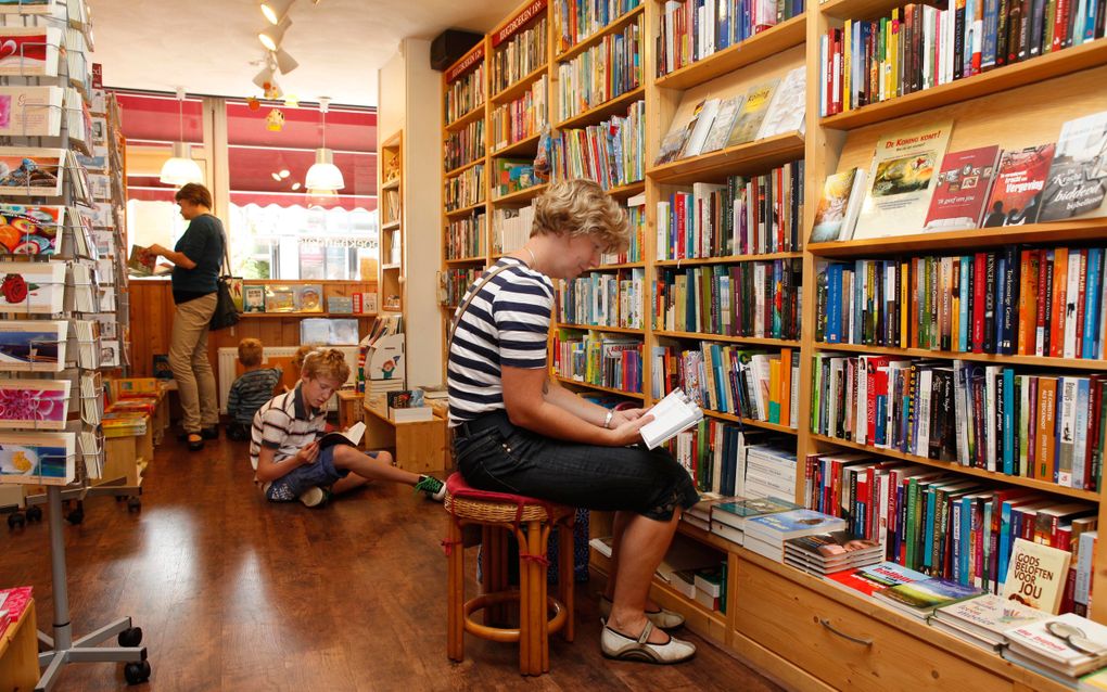 Nederlanders kochten in 2024 voor bijna 690 miljoen euro aan boeken. Dat zijn in totaal ruim 43 miljoen boeken. Dit aantal blijft voor het vierde jaar op rij ongeveer hetzelfde, zo meldde Stichting CPNB donderdag. Foto: Boekhandel Smit in Gouda. 