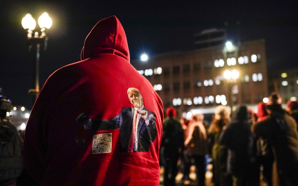 Mensen verzamelen zich maandag buiten de DC Central Detention Facility, beter bekend als de DC Jail, in afwachting van de vrijlating van Capitoolbestormers. beeld EPA, Wil Oliver 