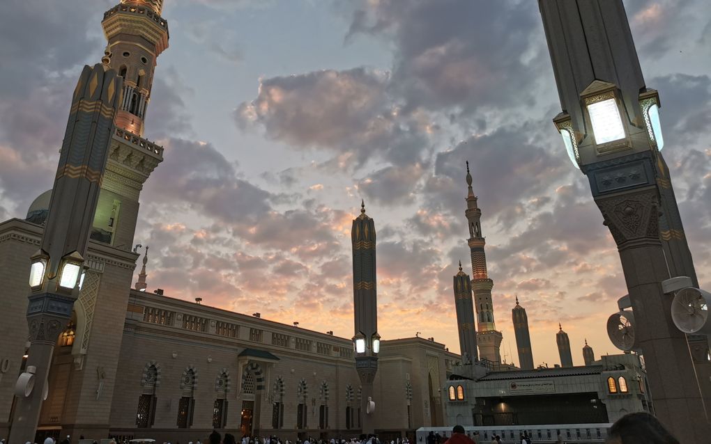 De Moskee van de Profeet in Medina, waar Mohammed ligt begraven, heeft enorme afmetingen. Alleen de grote moskee in Mekka is groter in omvang. beeld Bram van de Woestijne