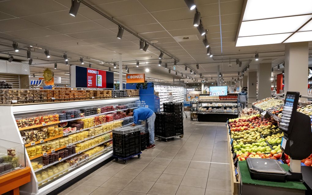 Vakkenvuller aan het werk. Nergens hebben zo veel jongeren een bijbaan als in Nederland. beeld ANP, Robin van Lonkhuijsen