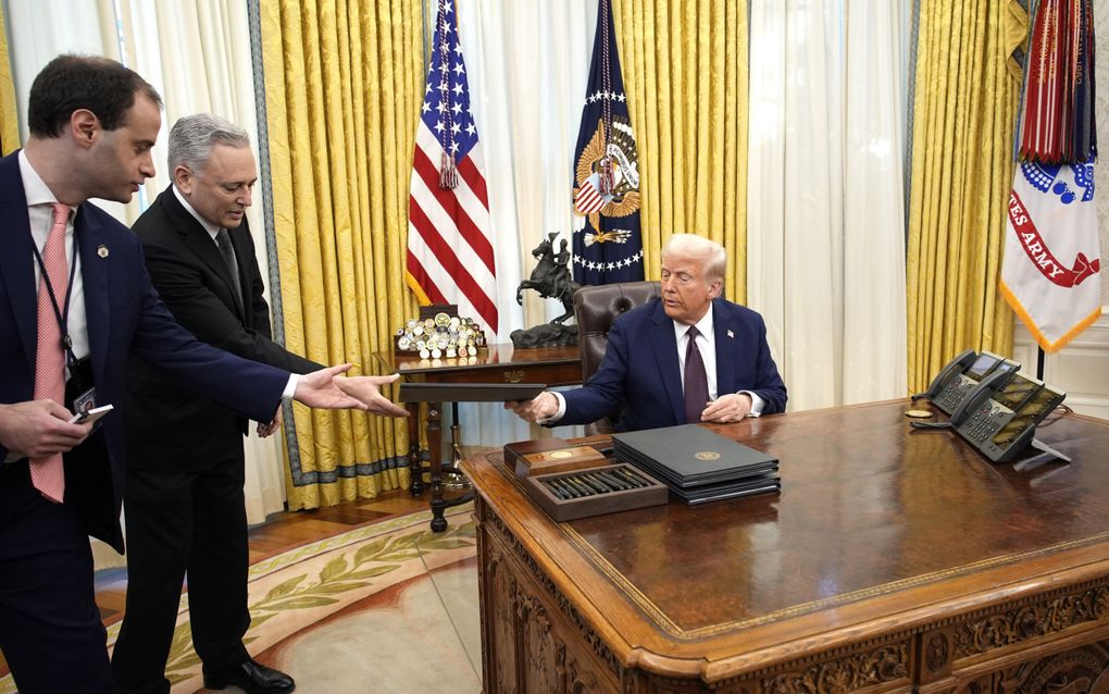 De Amerikaanse president Donald Trump in het Oval Office in het Witte Huis. beeld EPA, Yuri Gripas