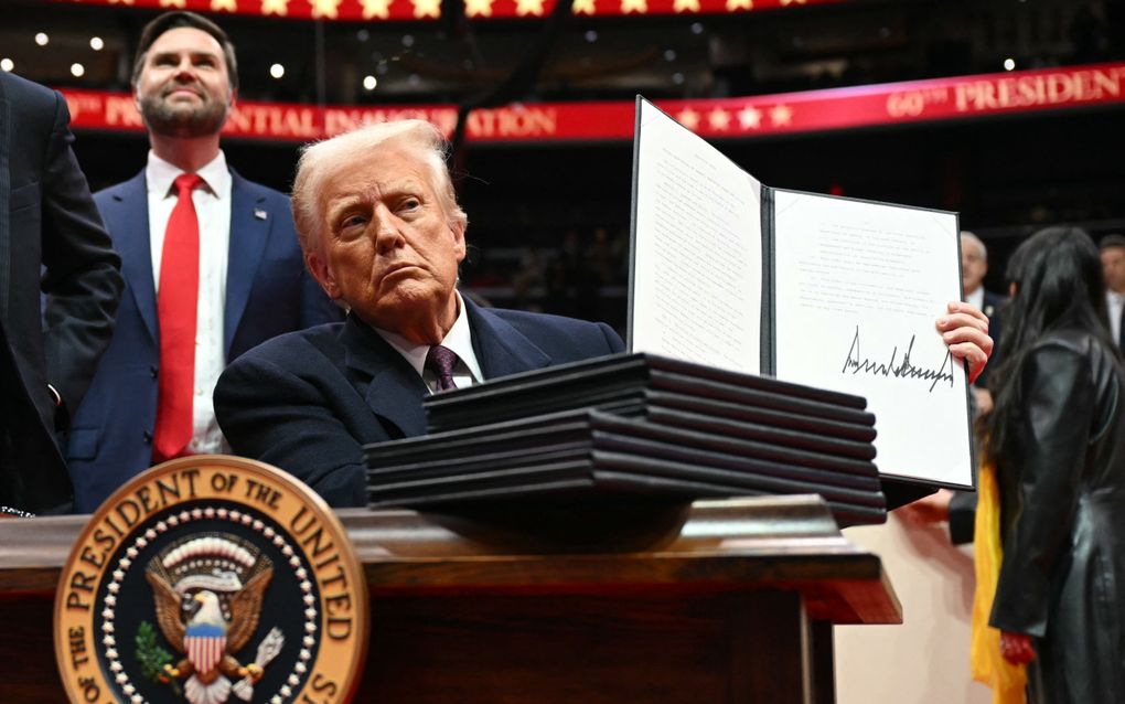 President Donald Trump tekent maandag direct na zijn inauguratie decreten om het diversiteits- en transgenderbeleid, dat onder de regering van oud-president Joe Biden in gang is gezet, terug te draaien. beeld AFP, Jim Watson