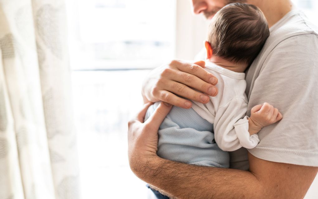 Een vader met zijn baby. beeld Getty Images