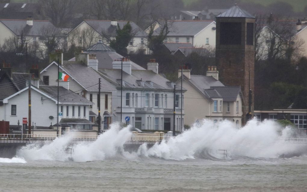 Golven slaan tegen de kust in Carnlough, in Noord-Ierland, tijdens storm Éowyn. beeld AFP, Paul Faith