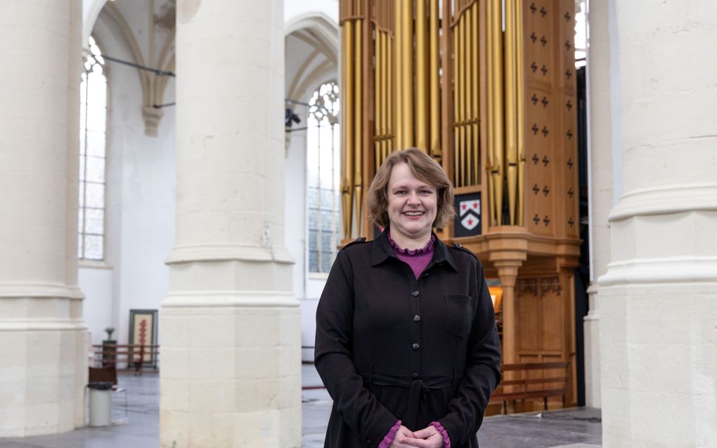 Willeke Smits voor het Willisorgel in de Hooglandse Kerk van Leiden. beeld RD, Anton Dommerholt