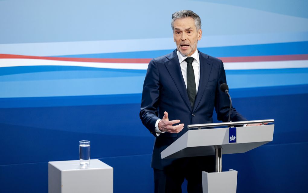 Premier Dick Schoof tijdens zijn persconferentie na afloop van de wekelijkse ministerraad. beeld ANP, Robin van Lonkhuijsen