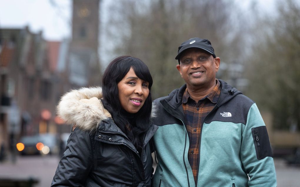 Het Somalische echtpaar Shino en Shania (l.) in Spakenburg. beeld RD, Anton Dommerholt