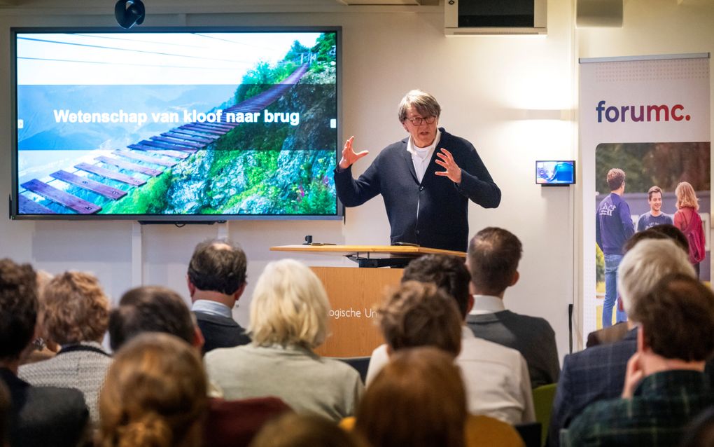 Het tijdschrift Radix herdacht vrijdagmiddag zijn vijftigjarig bestaan met een symposium in Utrecht. Het „wetenschappelijke, multidisciplinaire kwartaaltijdschrift” met artikelen over „geloof, wetenschap en samenleving” ontstond vijftig jaar geleden vanuit de Gereformeerde Kerken vrijgemaakt. Tijdens de bijeenkomst in het gebouw van de Theologische Universiteit Utrecht sprak dr. René van Woudenberg (foto) over „harmonie tussen wetenschap en geloof die nieuwe perspectieven biedt”. Een panel reflecteerde op de toekomst van Radix. beeld Ruben Schipper  