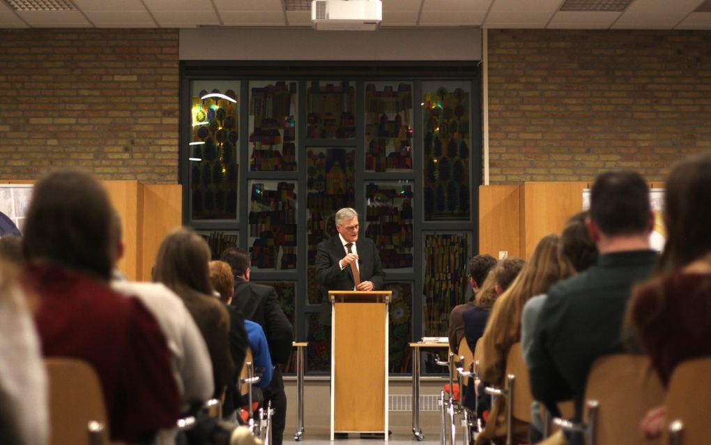 SGP-senator Peter Schalk sprak vrijdagavond voor ruim honderd studenten in Woerden. beeld Colinde van Luijk