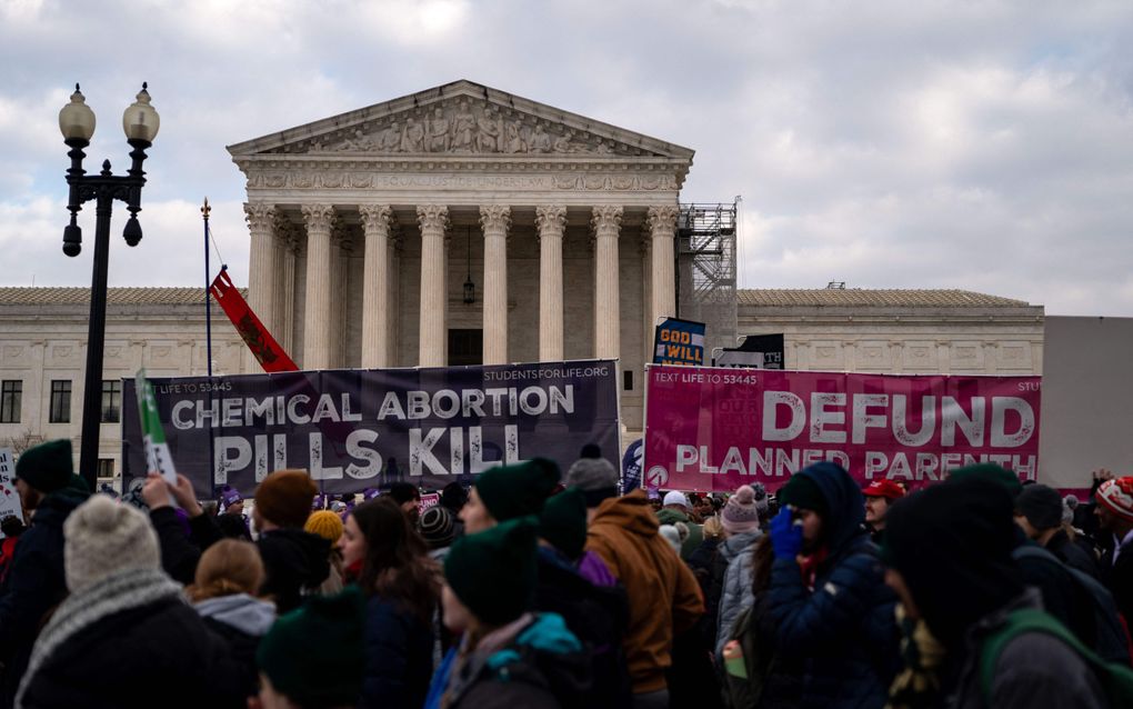 Prolifeactivisten demonstreren vrijdag tijdens de jaarlijkse Mars voor het leven voor het Amerikaanse hooggerechtshof in de hoofdstad Washington. beeld AFP, Kent Nishimura