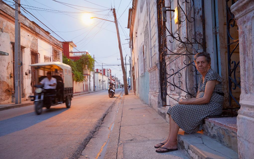 Zomaar een straatbeeld uit Holguin, een stadje in het oosten van Cuba. Vanwege de grimmige staatscontrole lijkt ook daar alles vrediger dan het in werkelijkheid is. beeld Jaco Klamer