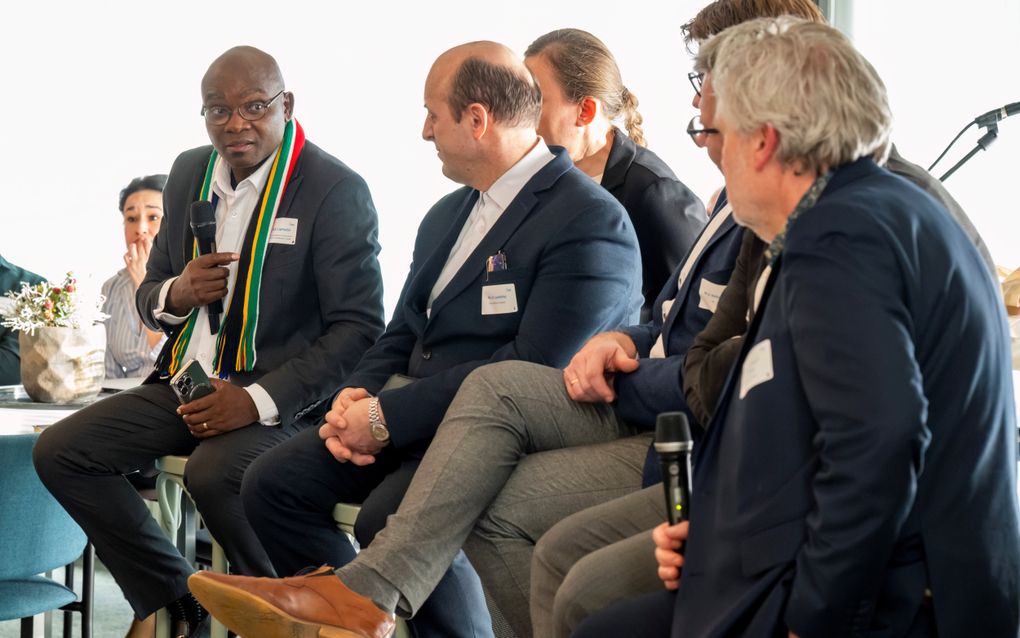 Dr. Azwifaneli Liphadzi (l.) spreekt maandag tijdens het forum op de zendingsconferentie van de Christelijke Gereformeerde Kerken. Naast hem evangelist Oleg Ljoebitsj. beeld Ruben Schipper