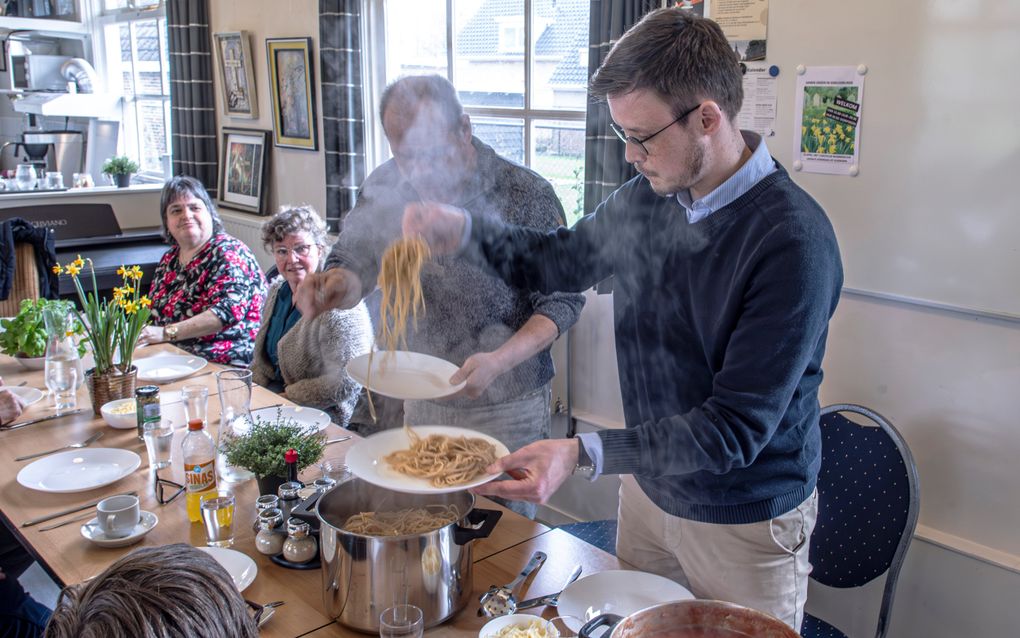 Pioniersplek De Verbinding in het Groningse dorp Sebaldeburen organiseert onder meer open maaltijden. beeld Duncan Wijting