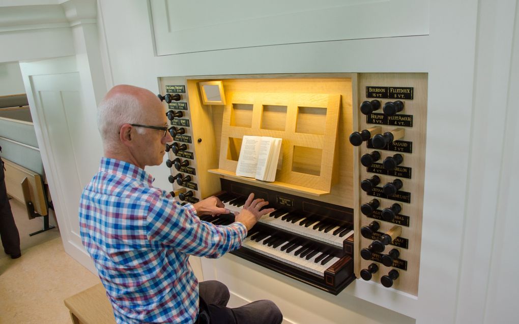 Jaap Coppoolse achter de klavieren van het Reilorgel in de kerk va de gereformeerde gemeente van Bodegraven. beeld kerkenraad gg Middelburg-Zuid