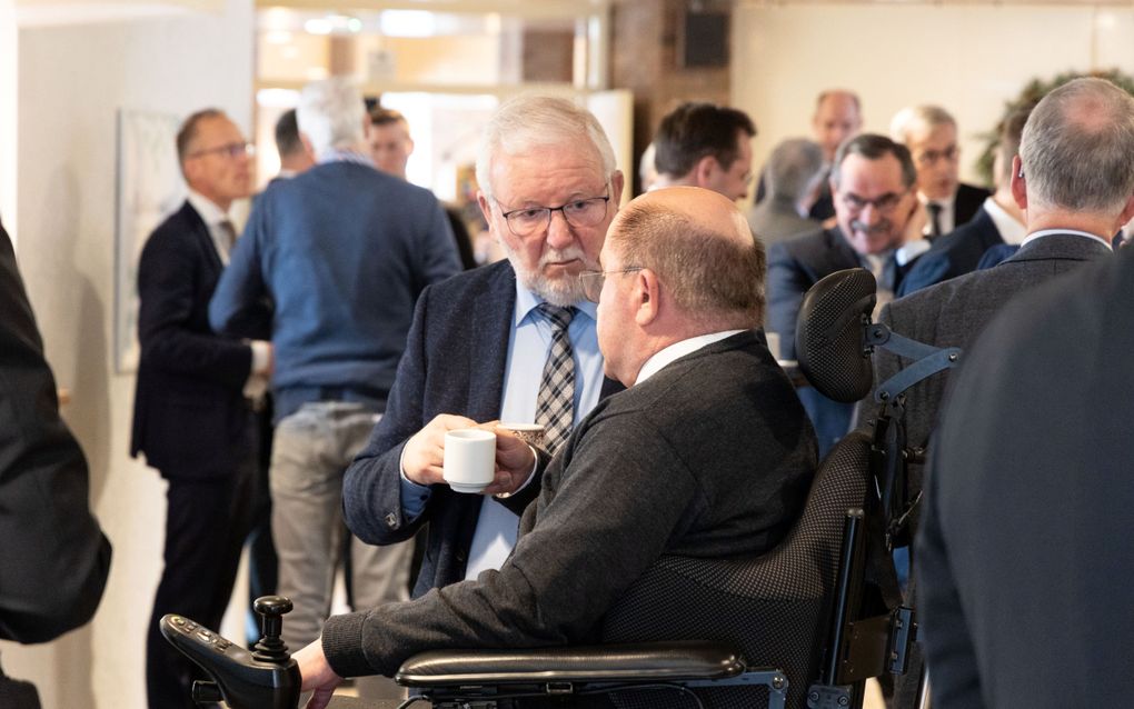 Pauze tijdens de generale synode van de Christelijke Gereformeerde Kerken, dinsdag in Nunspeet. beeld RD, Anton Dommerholt