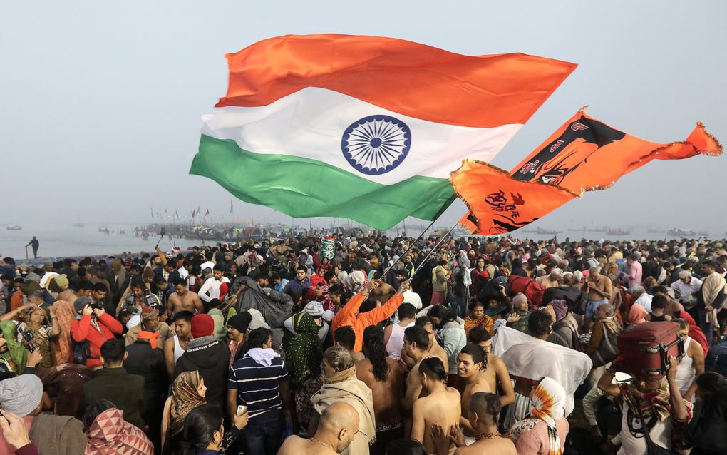 Indiërs wuiven de Indiase vlag tijdens het festival Kumbh Mela. beeld EPA, Rajat Gupta