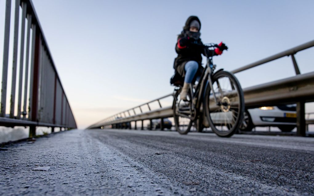 fietser trotseert de kou op de Rijnbrug. beeld ANP, Sem van der Wal