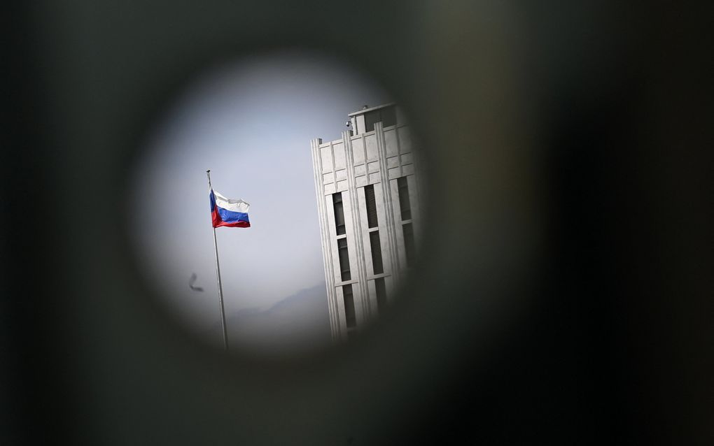 Een Russische vlag bij de ambassade van Rusland is te zien vanaf een bushalte in Washington. beeld AFP, Mandel Ngan 