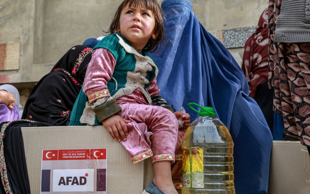 Afghaanse gezinnen ontvangen in Kabul rantsoenen die zijn geschonken door Turkije. beeld EPA, Samiullah Popal 