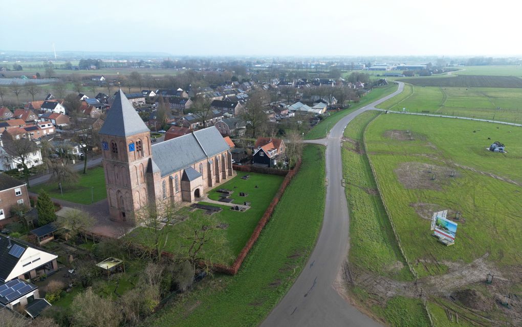 De hervormde kerk langs de dijk bij IJzendoorn. Het dijkvak tussen het Amsterdam-Rijnkanaal en IJzendoorn is het eerste stuk op het traject Dodewaard-Tiel dat versterkt zal worden. De voorbereidingen zijn in volle gang en de eigenlijke werkzaamheden starten eind dit jaar. Bij Ochten en IJzendoorn worden bovendien wandelpromenades aangelegd. beeld VidiPhoto