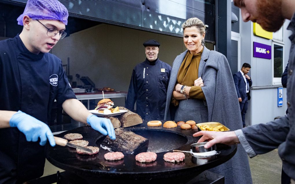 Een student doet Máxima watertanden met verse hamburgers. beeld ANP, Ramon van Flymen