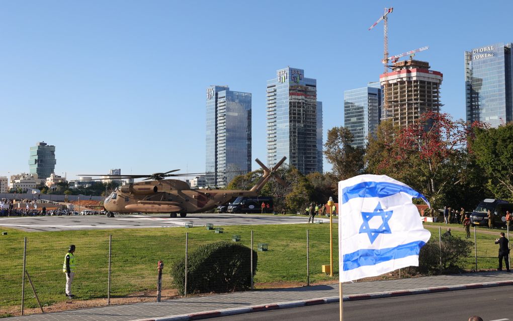 De Israëlische helikopter waarmee eerder vrijgelaten gijzelaars aankwamen bij het Rabin Medical Center in Petah, Israël. beeld EPA, Abir Sultan