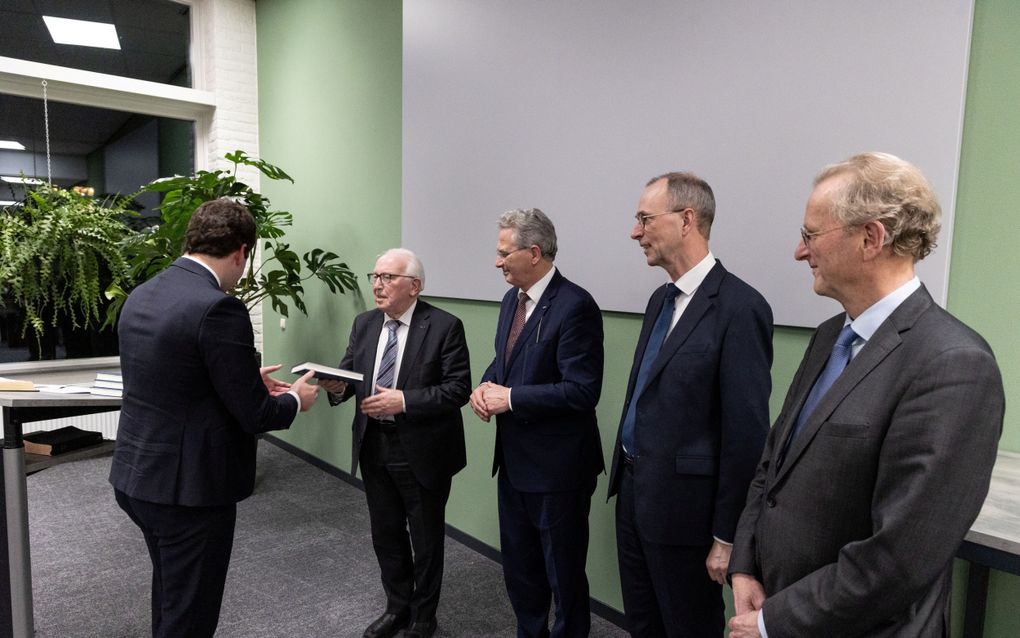 Uitgever René Heij overhandigt het eerste exemplaar van ”Salomo’s raad aan jongeren” aan hertaler Cor Bregman. V.l.n.r: René Heij, Cor Bregman, Roelof Bisschop, prof. dr. Wim van Vlastuin en Frans van Hartingsveldt. beeld RD, Anton Dommerholt