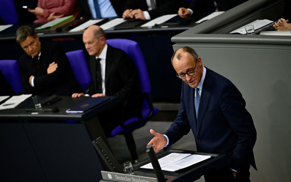 Friedrich Merz (r.), leider van de Duitse christendemocratische CDU spreekt tijdens een zitting in de Bondsdag in Berlijn. beeld AFP, John MacDougall 