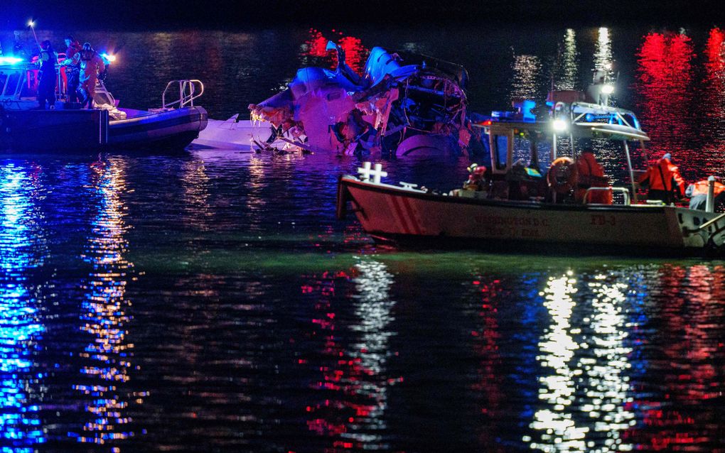 Reddingswerkers bij de resten van het neergestortte vliegtuig. beeld AFP, Andrew Harnik