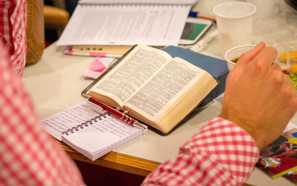 Zo’n 56 procent van de mbo’ers geeft aan dat iemand hem of haar stimuleert uit de Bijbel te lezen. beeld Niek Stam