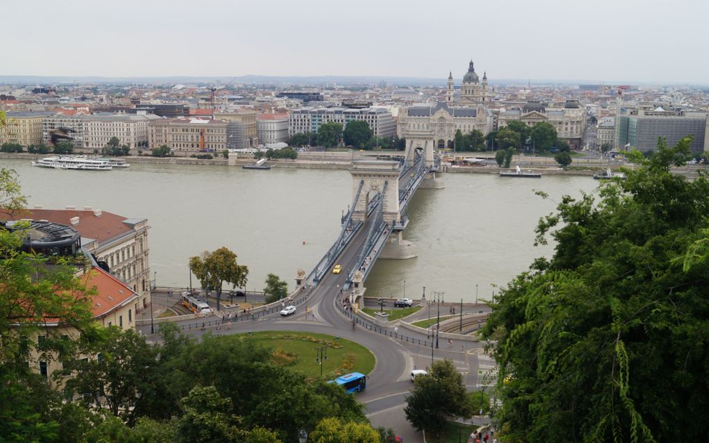 De Kettingbrug over de Donau met aan de overzijde de Sint-Stefanusbasiliek. beeld Corina Schipaanboord