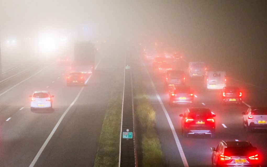 HEINENOORD - Verkeer onderweg in de mist. In het hele land geldt code geel om gladheid of dichte mist, of allebei. ANP JEFFREY GROENEWEG