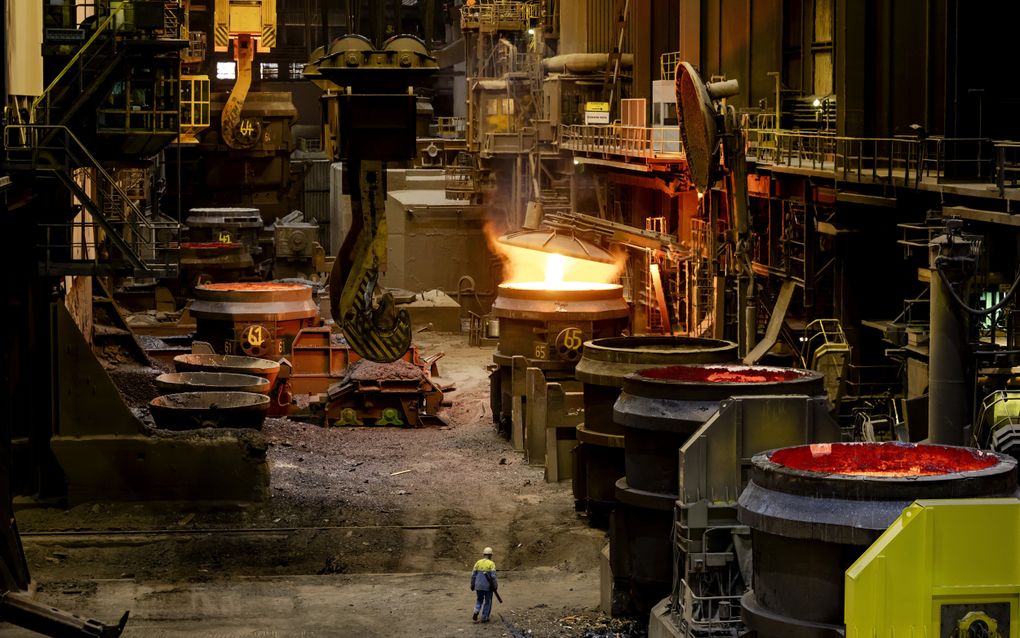 Oxystaalfabriek op het bedrijfsterrein van Tata Steel. In 2030 zou een van de hoogovens moeten plaatsmaken voor nieuwe fabrieken die staal maken zonder steenkolen. beeld ANP, Robin van Lonkhuijsen