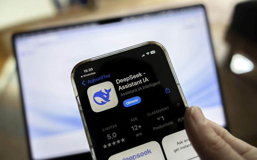 Aandelen van grote technologiebedrijven kelderden vorig weekend na de groeiende populariteit van DeepSeek, een Chinese app voor kunstmatige intelligentie (AI) die vergelijkbare prestaties biedt voor een fractie van de kosten van zijn rivalen. beeld EPA, Salvatore Di Nolfi 