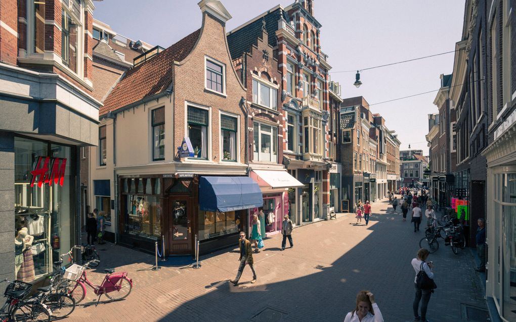 Het Corrie ten Boomhuis (met de blauwe markies voor de ramen) in de Barteljorisstraat in Haarlem. beeld Sjaak Verboom