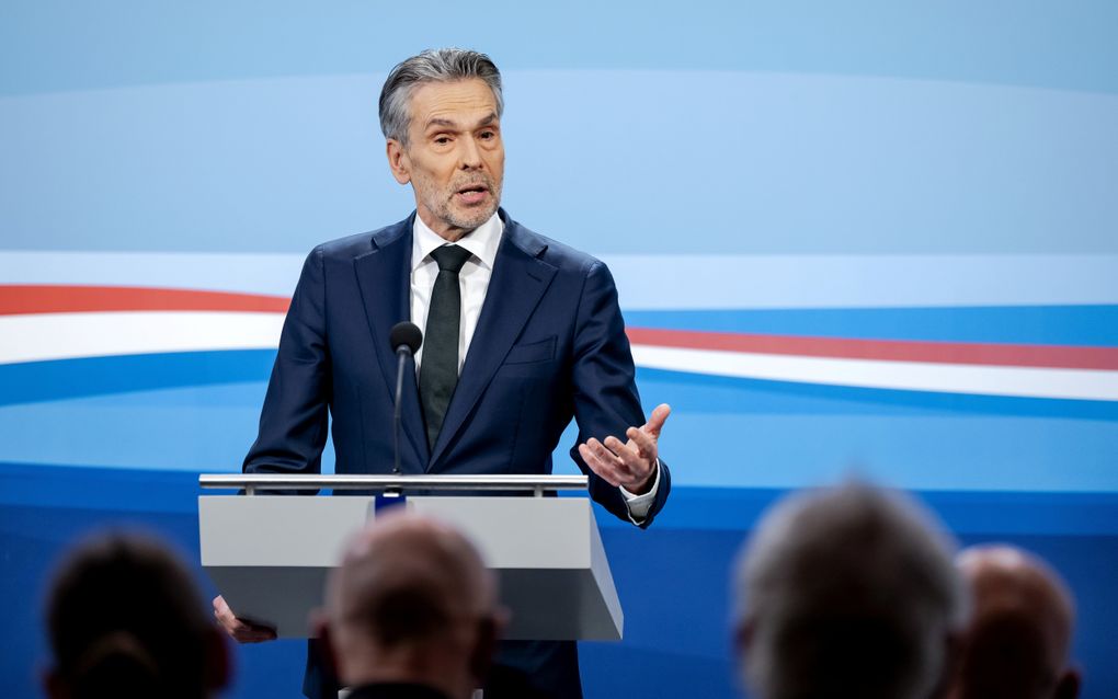 „De manier waarop de politiek functioneert, is sinds 2021 steeds een van de belangrijkste zorgen van Nederlanders.” Foto: premier Schoof spreekt tijdens een persconferentie. beeld ANP, Robin van Lonkhuijsen