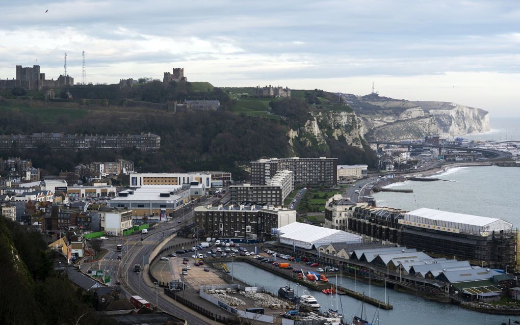 Uitzicht op de stad en de haven van Dover. De haven is de dichtstbijzijnde poort tot het vasteland van Europa en ervaart dagelijks de gevolgen van de brexit. beeld EPA, Will Oliver 