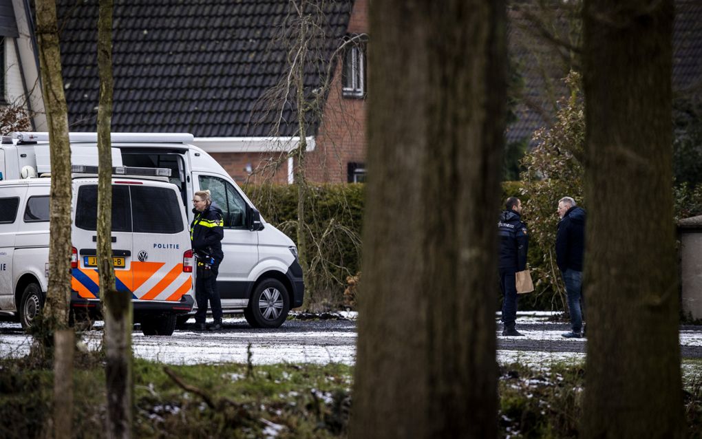 Sporenonderzoek door de politie in het Drentse Weiteveen. Op 16 januari 2024 bracht Richard K. twee mensen om het leven. Hij lag al maanden met hen in de clinch. beeld ANP, Vincent Jannink