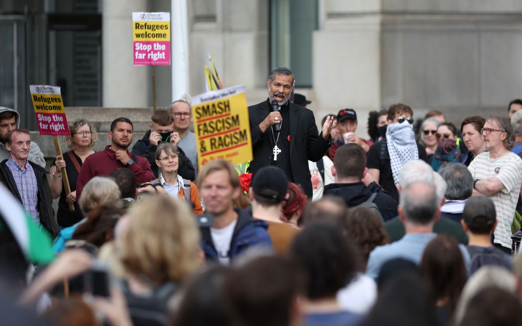 Bisschop dr. John Perumbalath van Liverpool tijdens een antiracismedemonstratie in augustus 2024. beeld EPA, Adam Vaughan