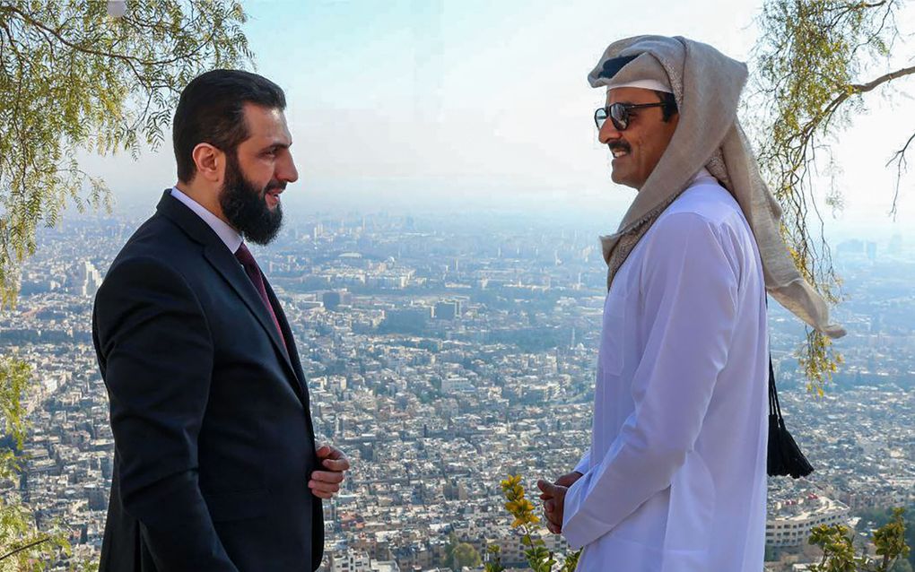 De Syrische interim-president Ahmed al-Shara ontving donderdag in Damascus de emir van Qatar, Tamim Al Thani. beeld AFP