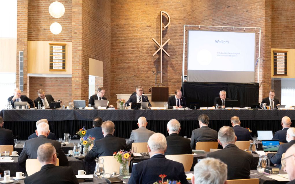 De generale synode van de Christelijke Gereformeerde Kerken vergaderde van dinsdag tot vrijdag in Nunspeet. Voorin de kerkzaal zit onder anderen preses ds. P.D.J. Buijs (derde van rechts). beeld RD, Anton Dommerholt