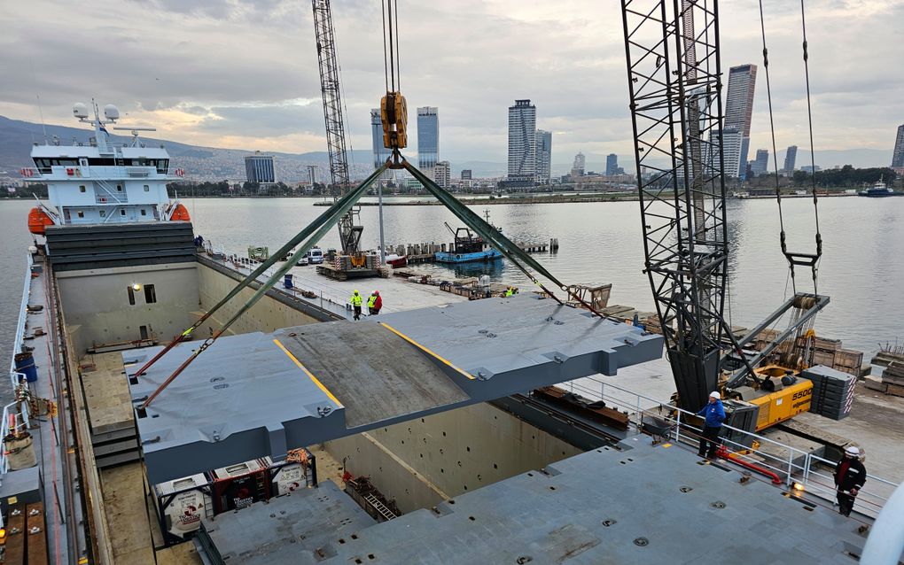 Een kraan van de haven in de weer met de luiken van de Adriatic. beeld Jaap-Willem Meijer