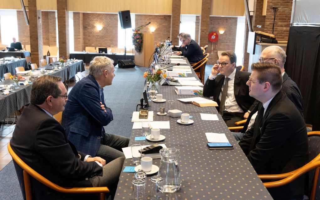 Afgevaardigden spreken dinsdag op de generale synode van de CGK in groepjes door over de openingsmeditatie door ds. A.C. van der Wekken. beeld RD, Anton Dommerholt