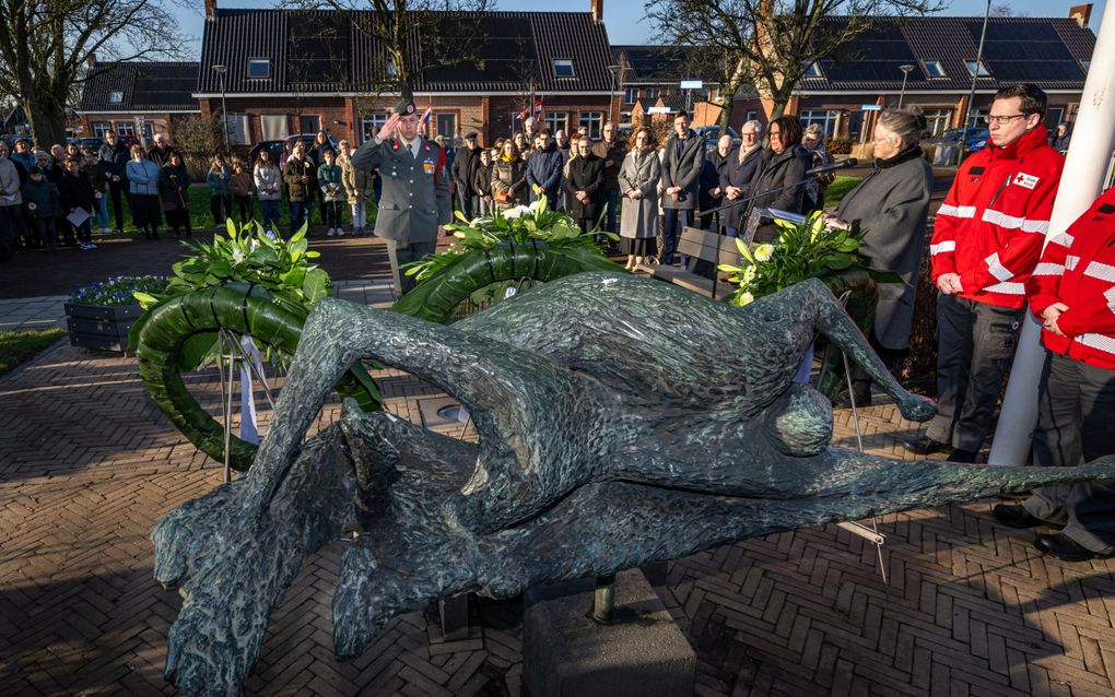 Nieuwe-Tonge herdacht de rampslachtoffers bij het watersnoodmonument op het Finlandplein. beeld Wim van Vossen