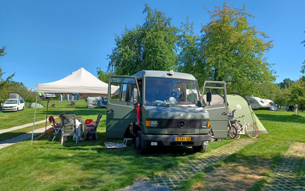 Familie Drost verbouwde een oude ambulance tot camper.