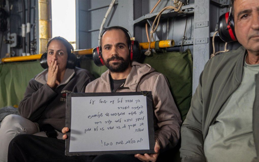 Yarden Bibas in een militaire helikopter die hem naar het ziekenhuis brengt. beeld AFP, Government Press Office